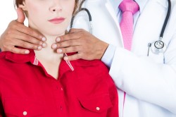 Осмотр щитовидной железы врачем