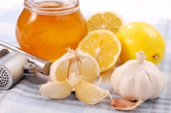 Чеснок, мед и лимон для лечения горла