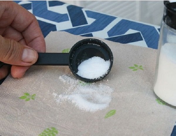 Як почистити праску сіллю