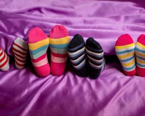 Кому небезпечно спати в теплих шкарпетках